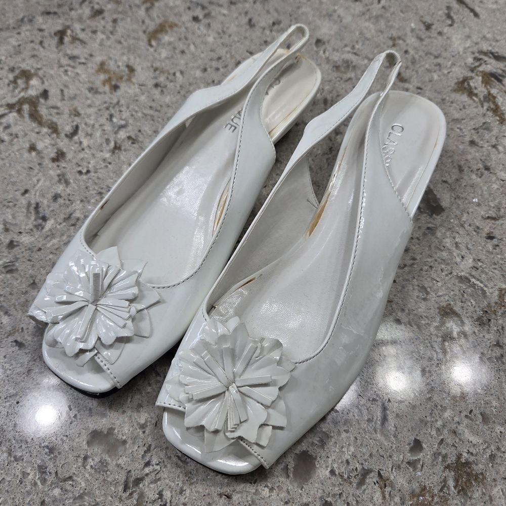 Classique Chic White Slingback Heels with Floral Accent Spring Flirty‎ 8.5